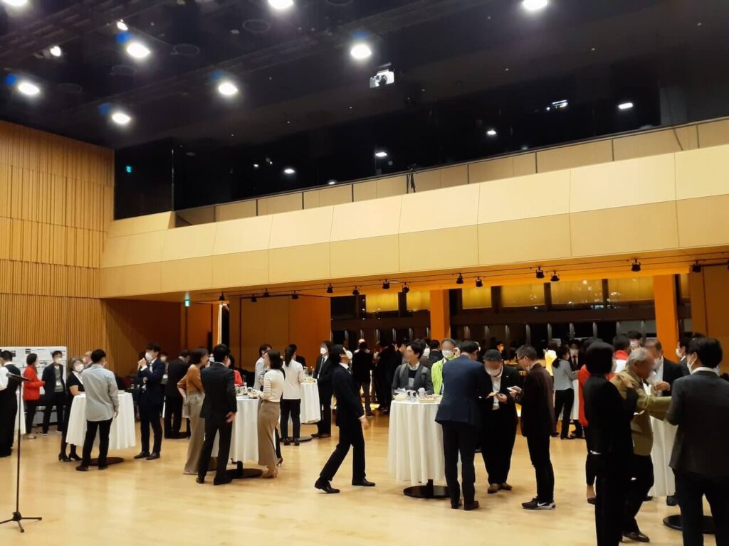 立食形式の懇親会で、参加者同士交流しています