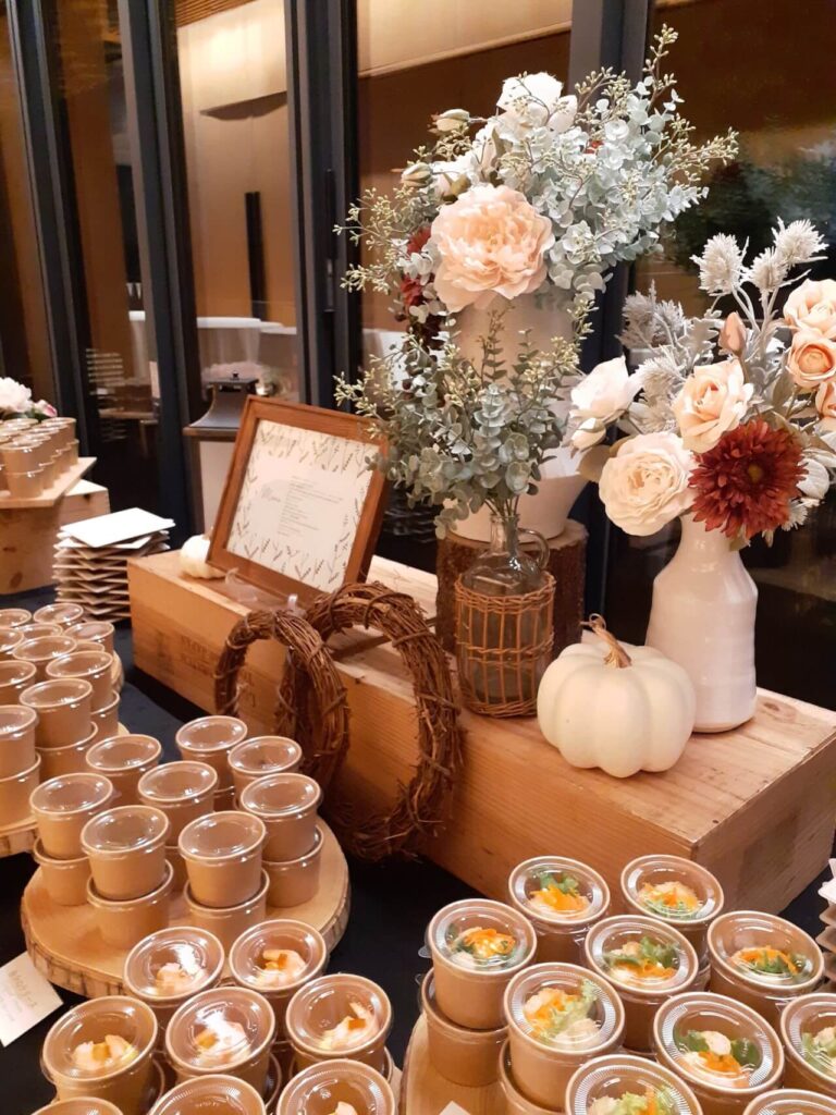 懇親会で出される料理が花と一緒にテーブルに並べられています