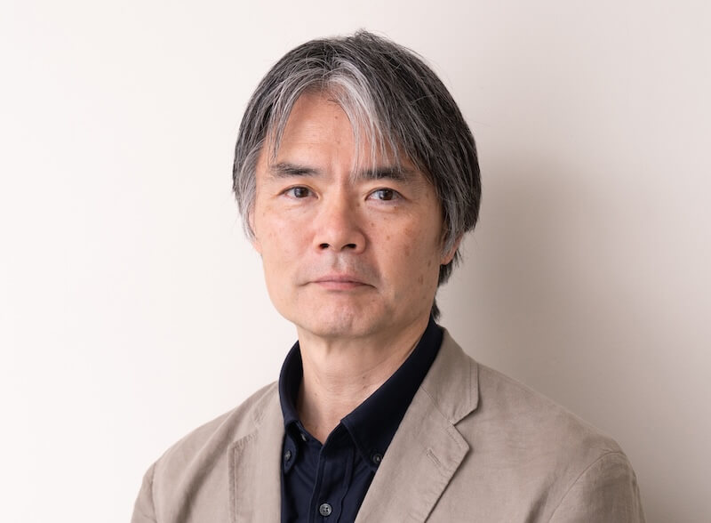 青山学院大学の松尾教授が笑顔でこちらを向いています