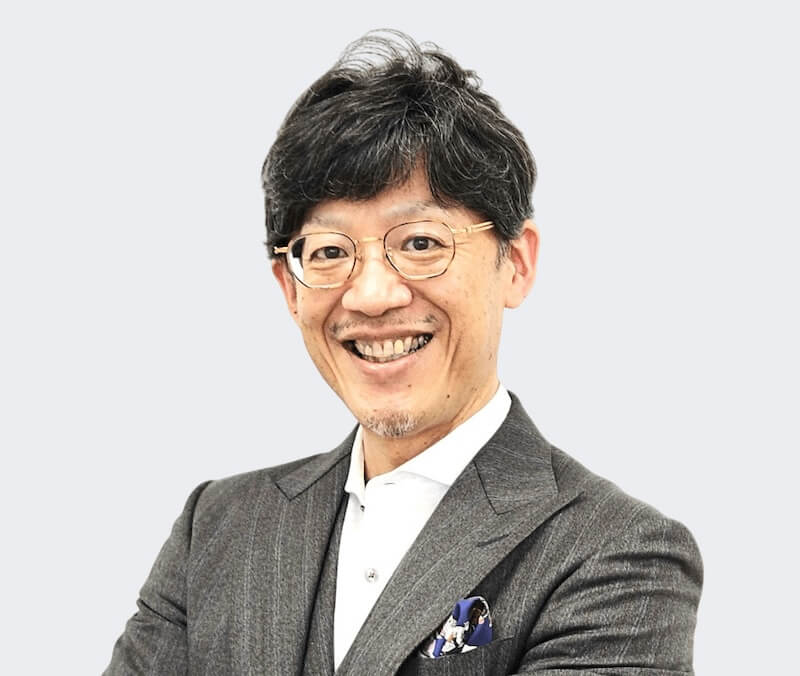 コンサルタントが笑顔でこちらを向いています